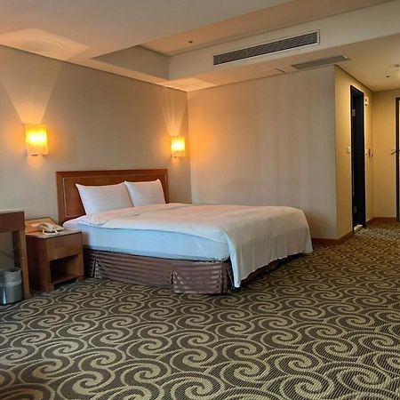 Banqiao Forward Hotel New Taipei City Экстерьер фото